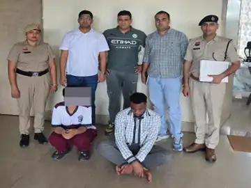 फरीदाबाद पुलिस ने महिला और नाइजीरियन युवक पकड़ा:दिल्ली में रहकर करते थे ठगी, महिला B.A और युवक 10वीं पास